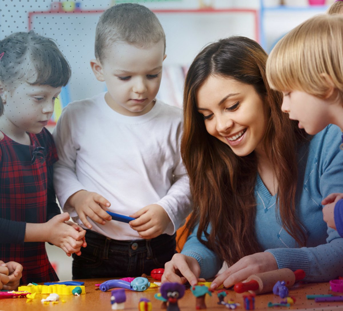 Воспитатель с детьми на прозрачном фоне