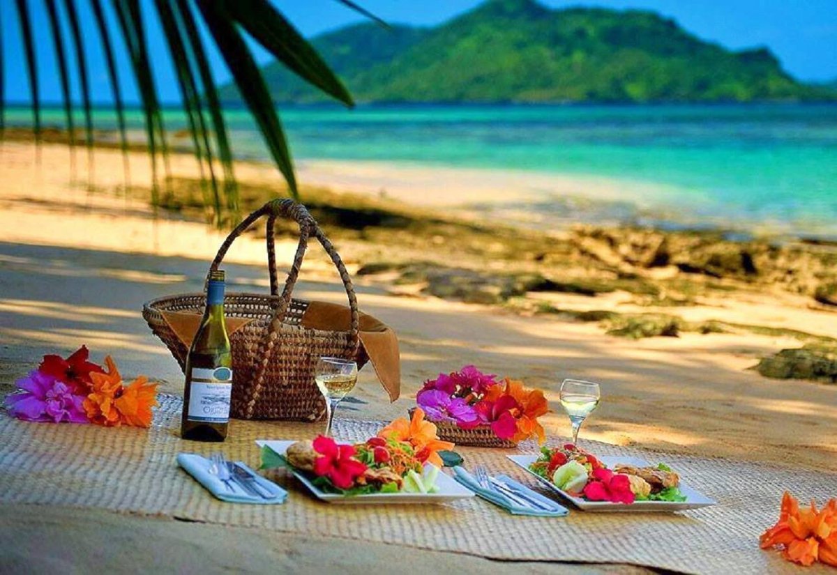 Романтический пикник на берегу моря