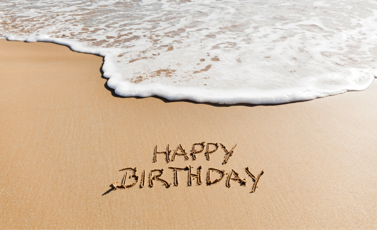Надпись на песке с днем рождения