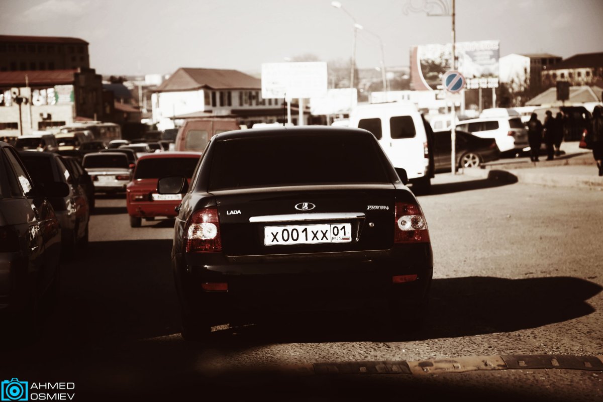 Парень ингушским флагом