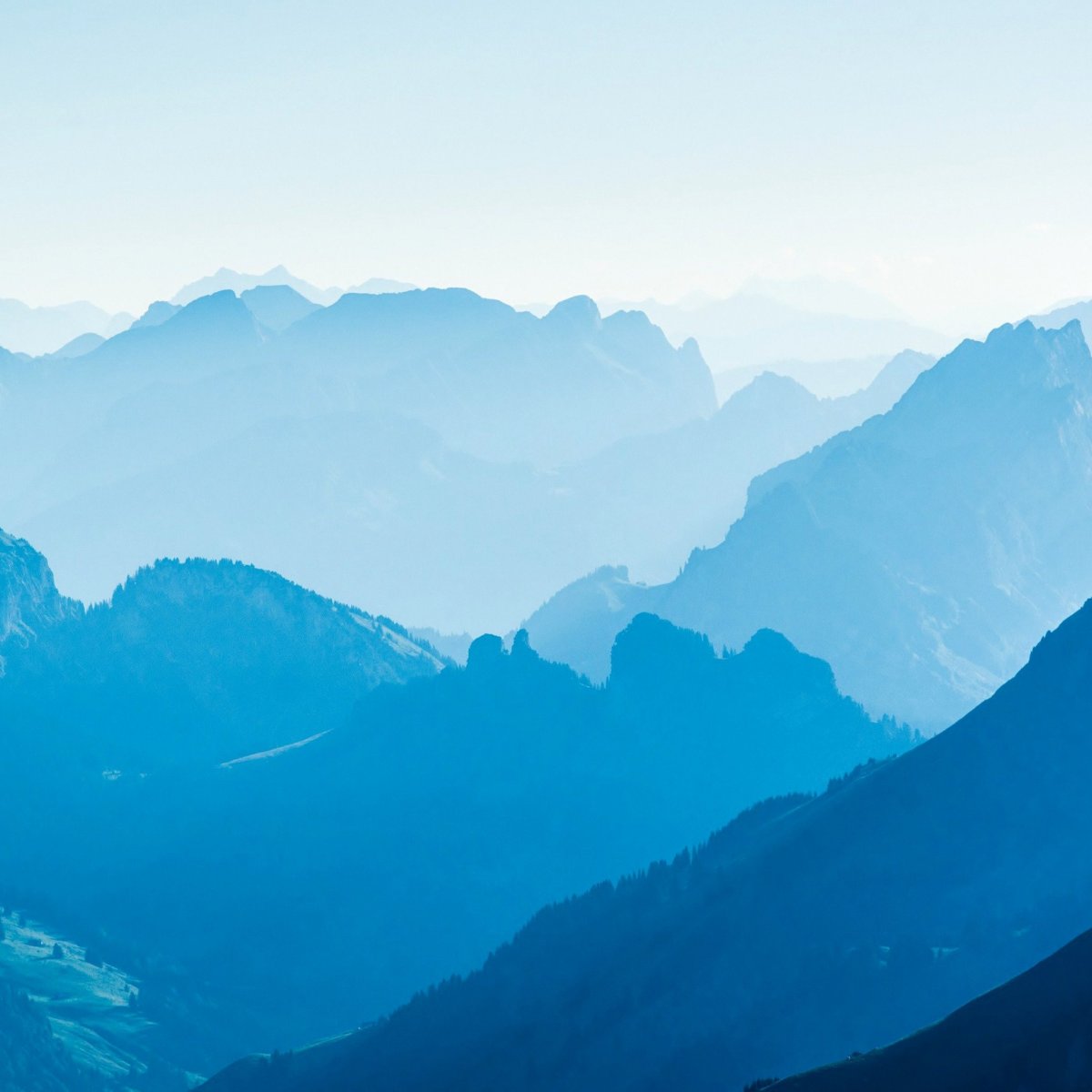 Горы и синее небо