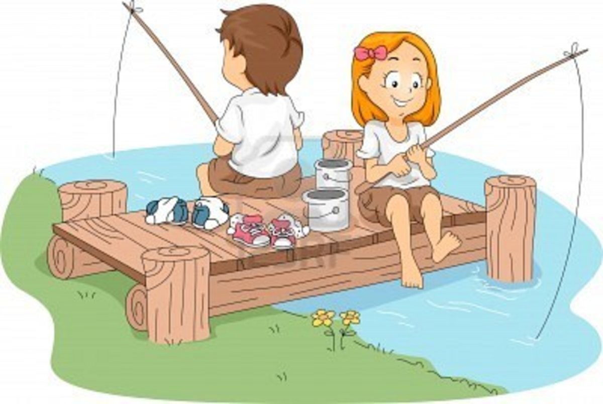 Мальчик поймал рыбу