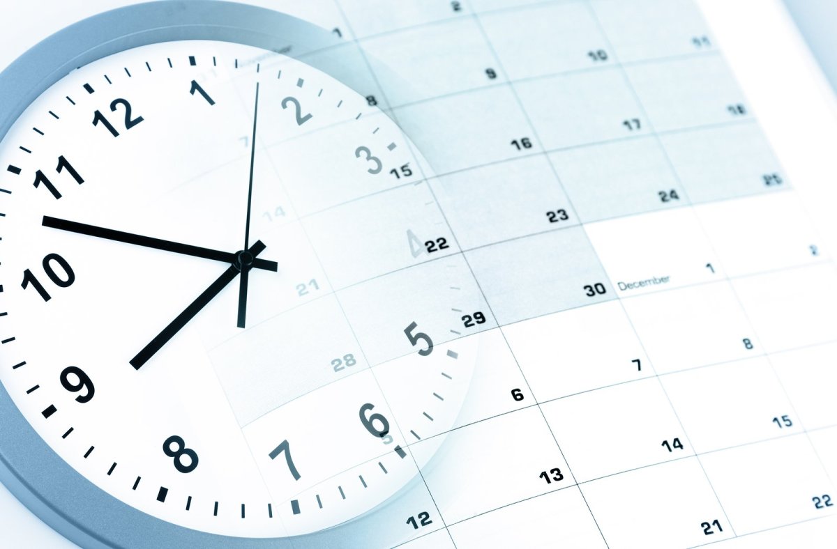 Часы на фоне календаря