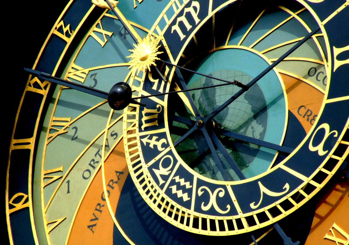 Настенные часы с календарем