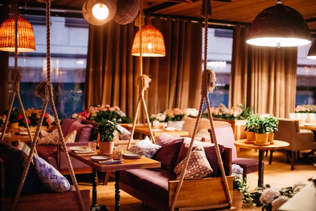 Ресторан с посетителями