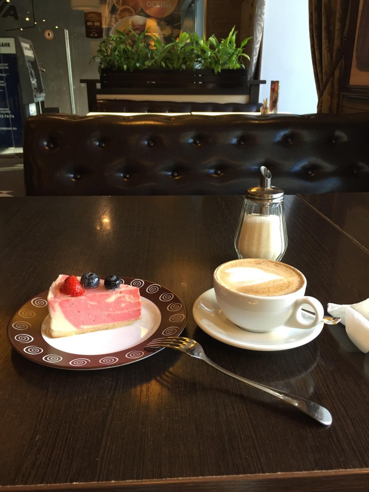 Кофе с пирожным в кафе