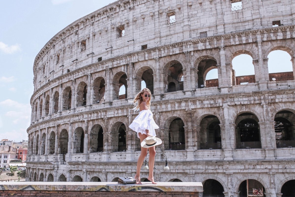 Туристы. У. Колизея. В. Риме