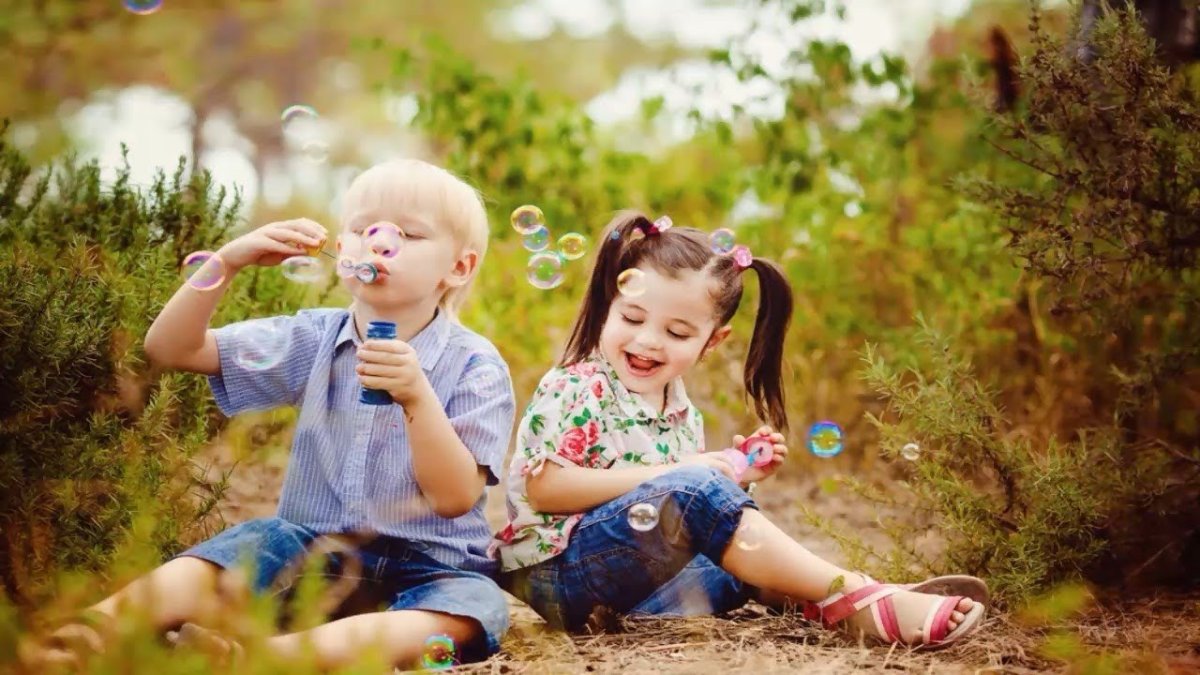 Дети и мыльные пузыри