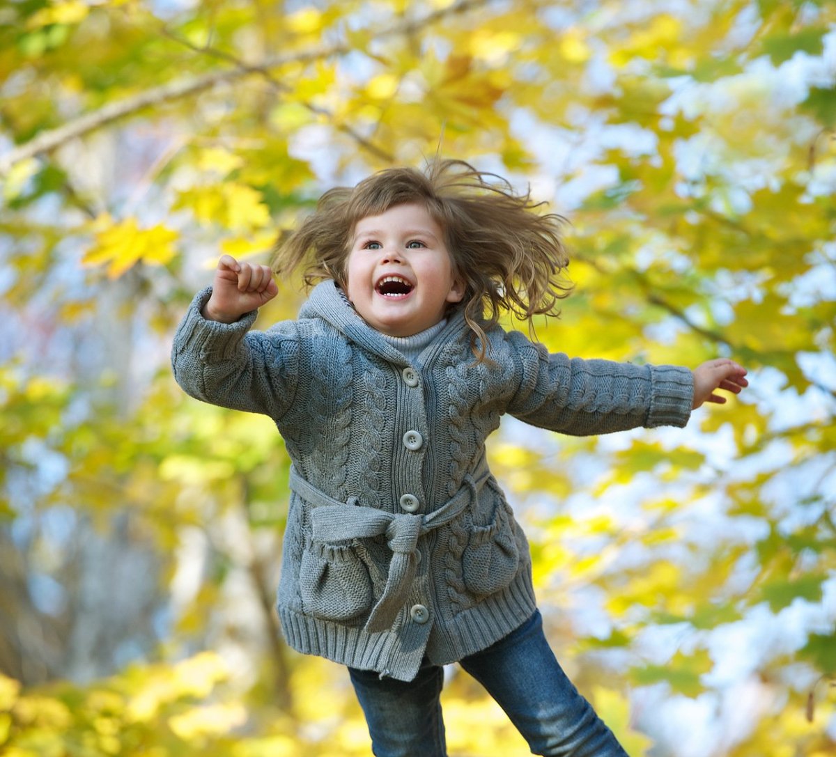 Радостные дети осенью