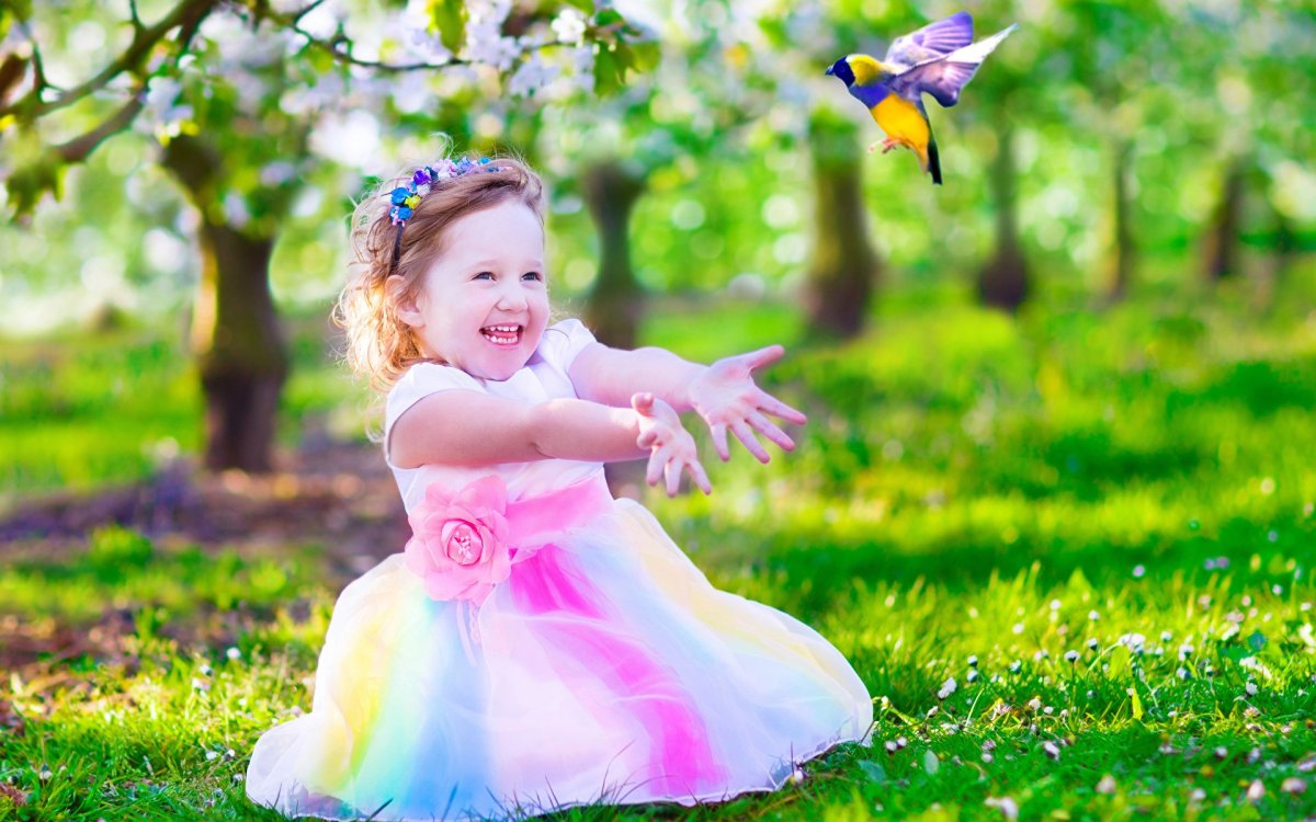 Девочка в саду