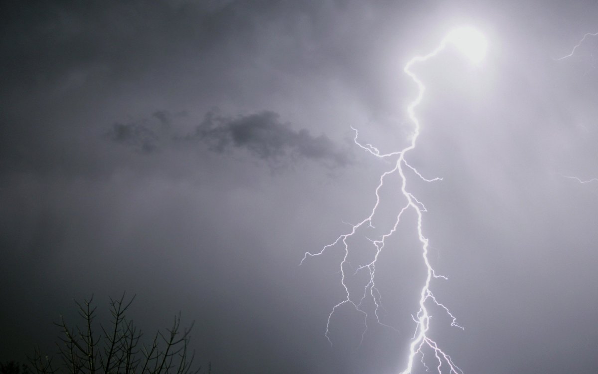 Молния на Светлом небе