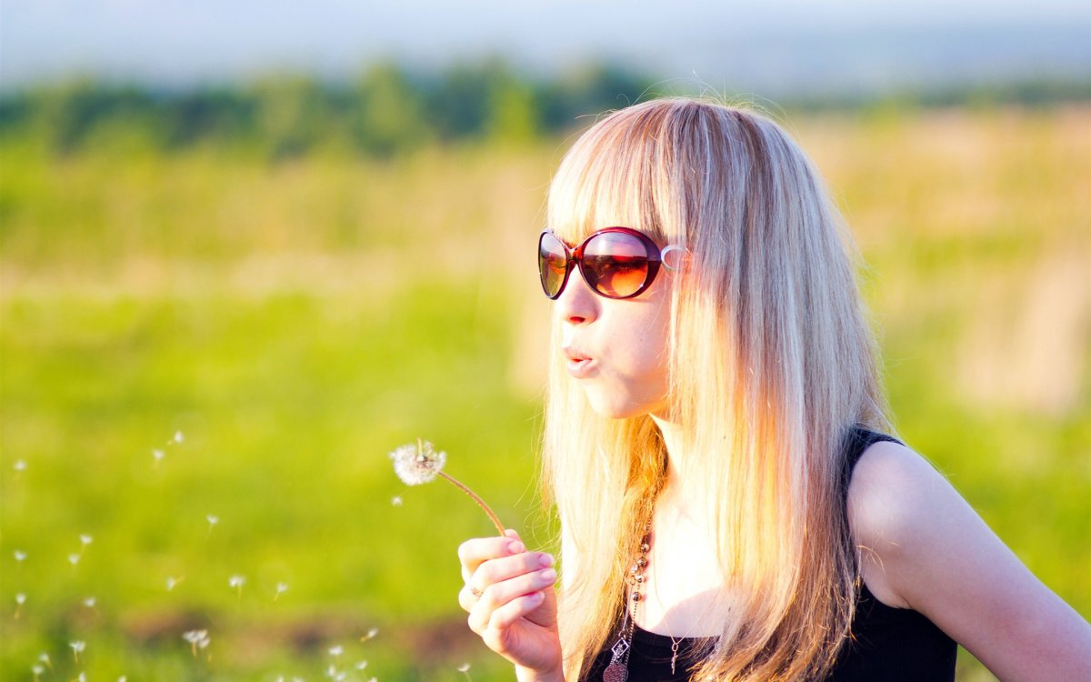 Блондинка в солнцезащитных очках