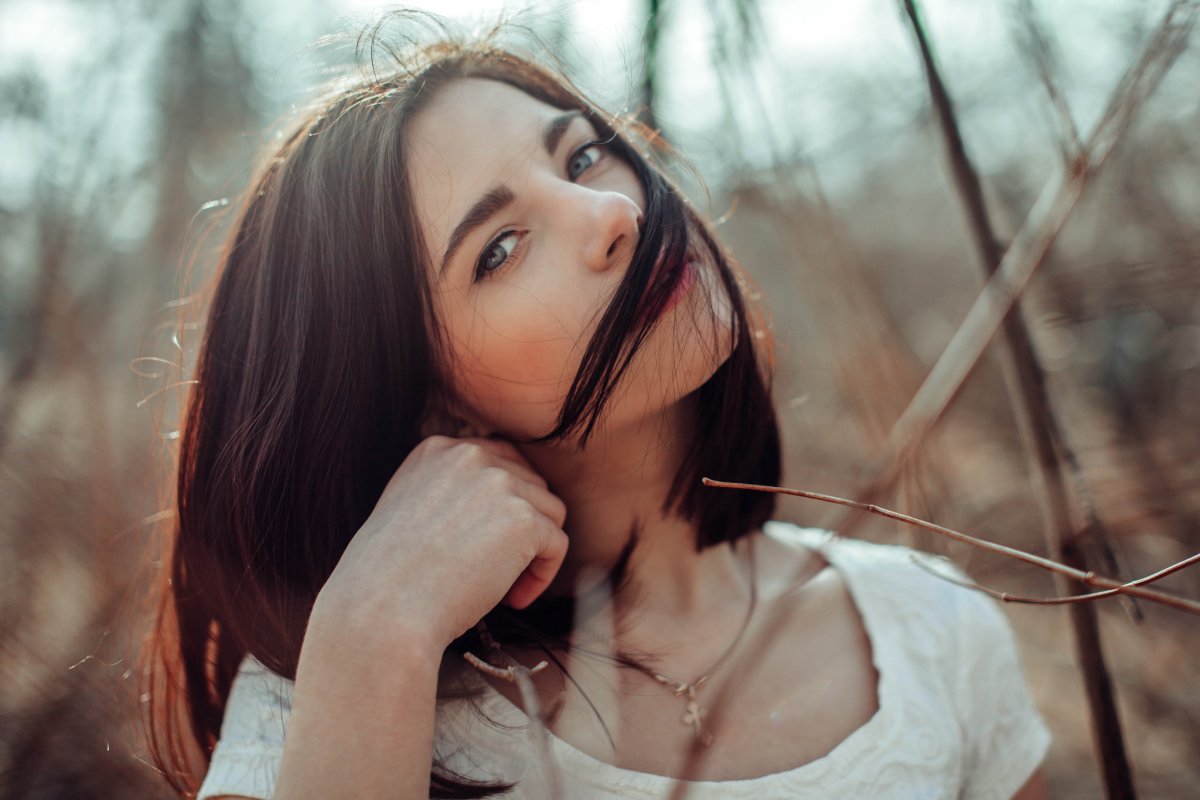 Брюнетки с карими глазами на природе