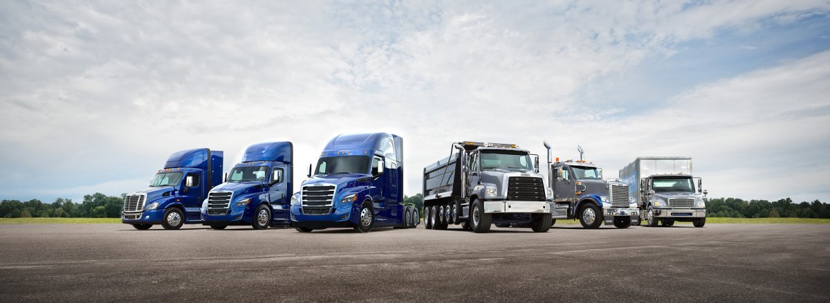 Грузовики стоят в ряд