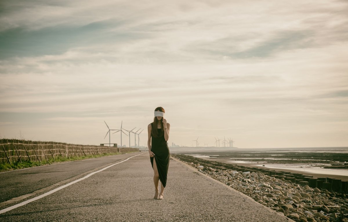 Уходящая девушка