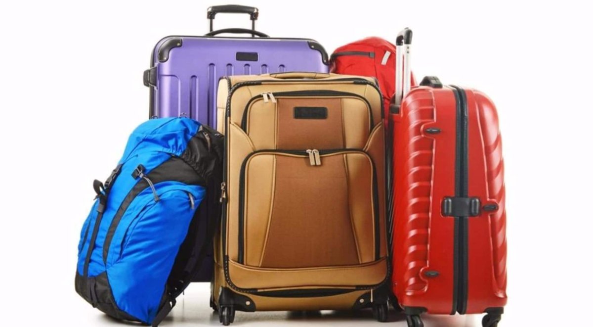 Чемодан на белом фоне