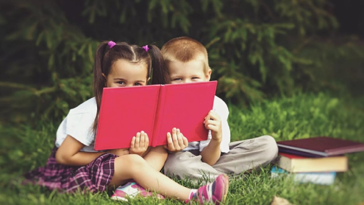 Дети читают книги