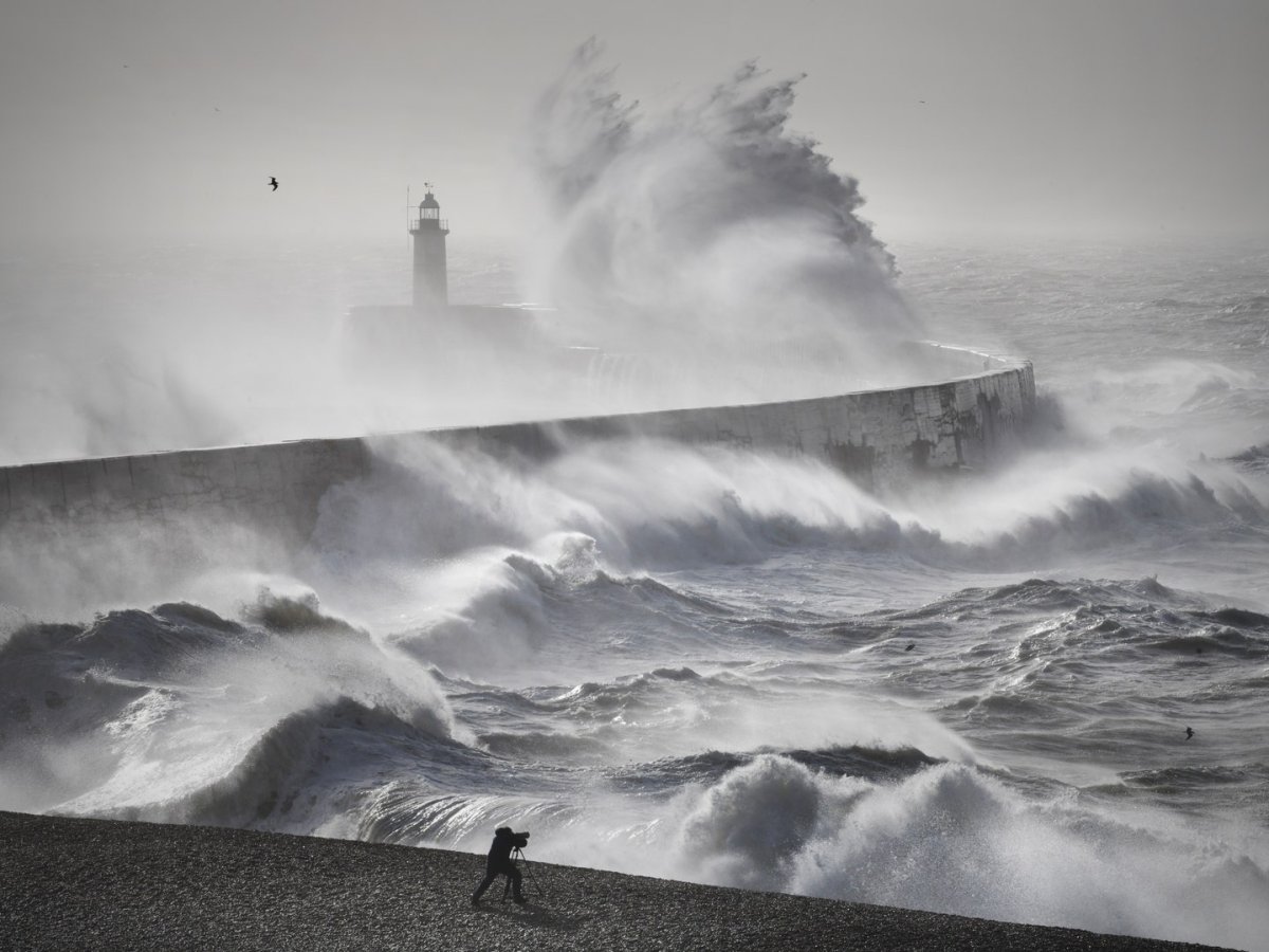 Обои на рабочий стол шторм в океане