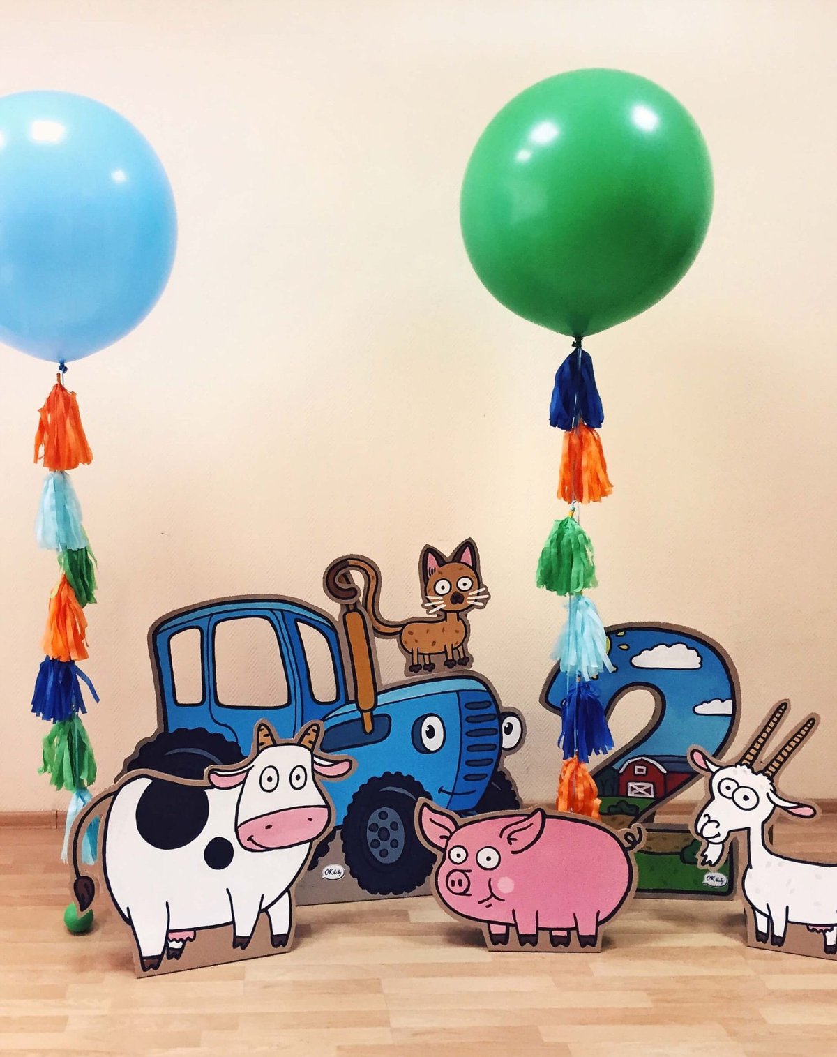 Синий трактор корова с переди