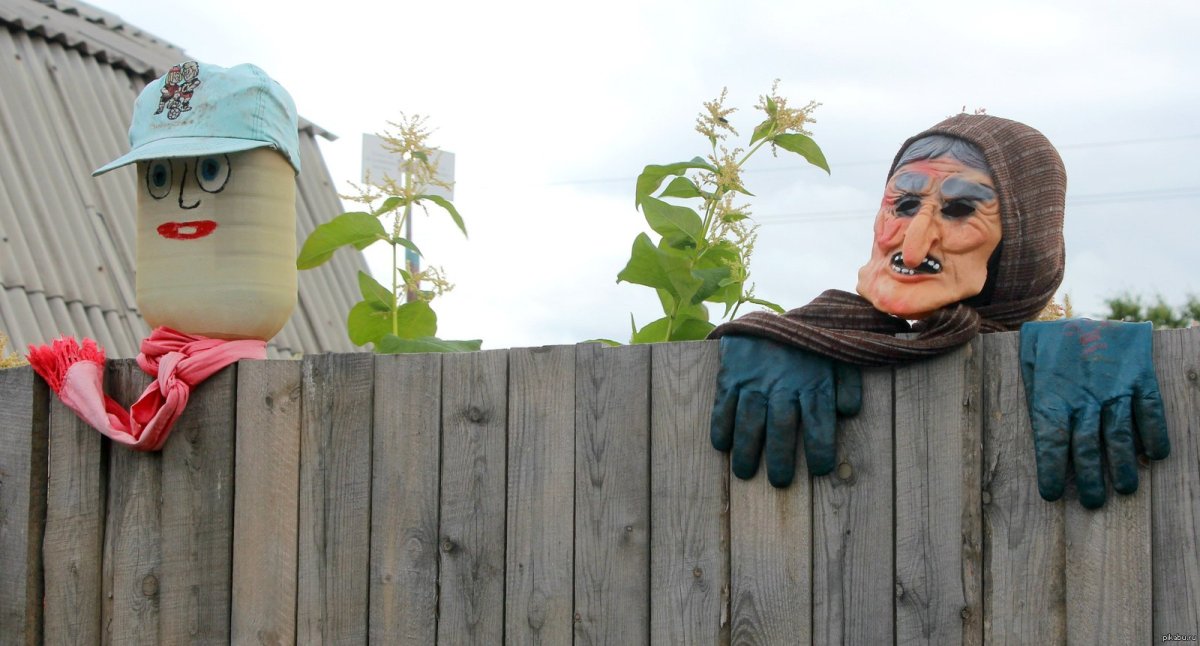 Смешные чучела на огороде