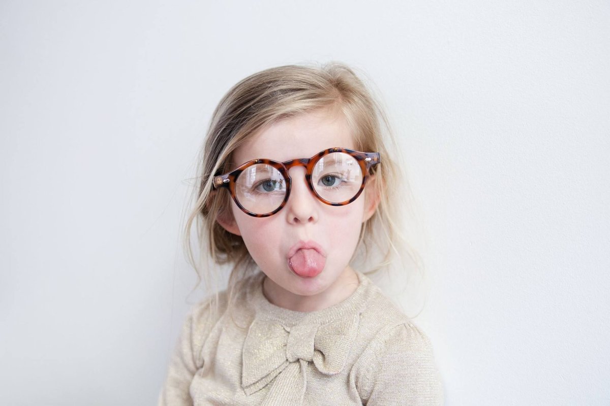 Милые дети в очках