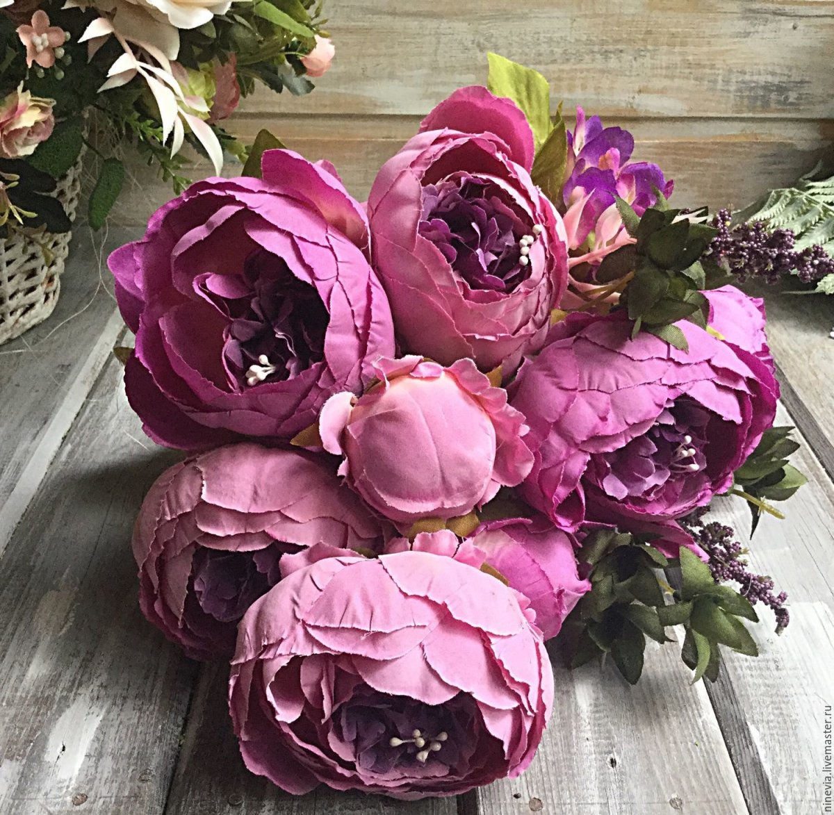 Пионы сливового цвета