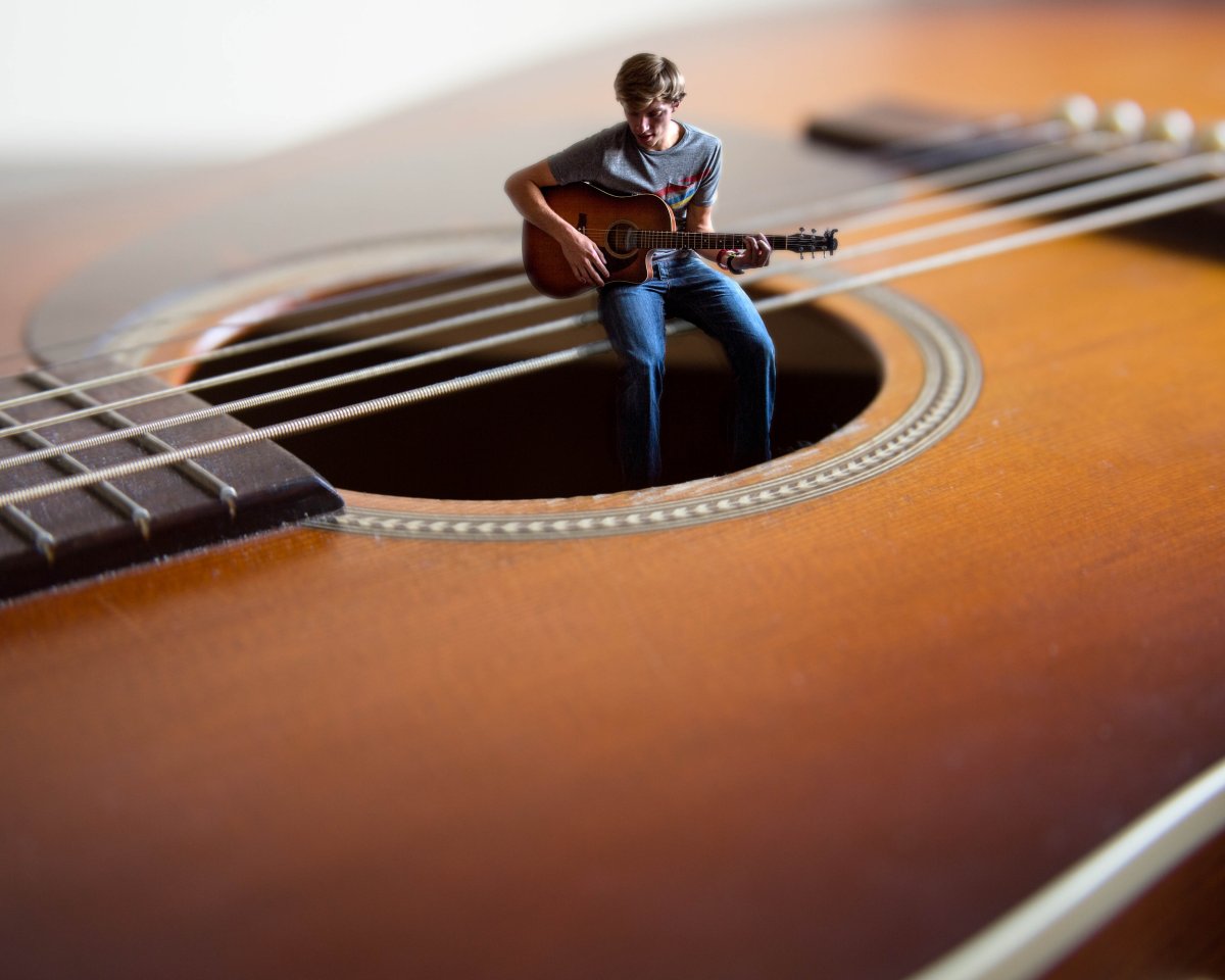 Человек с акустической гитарой