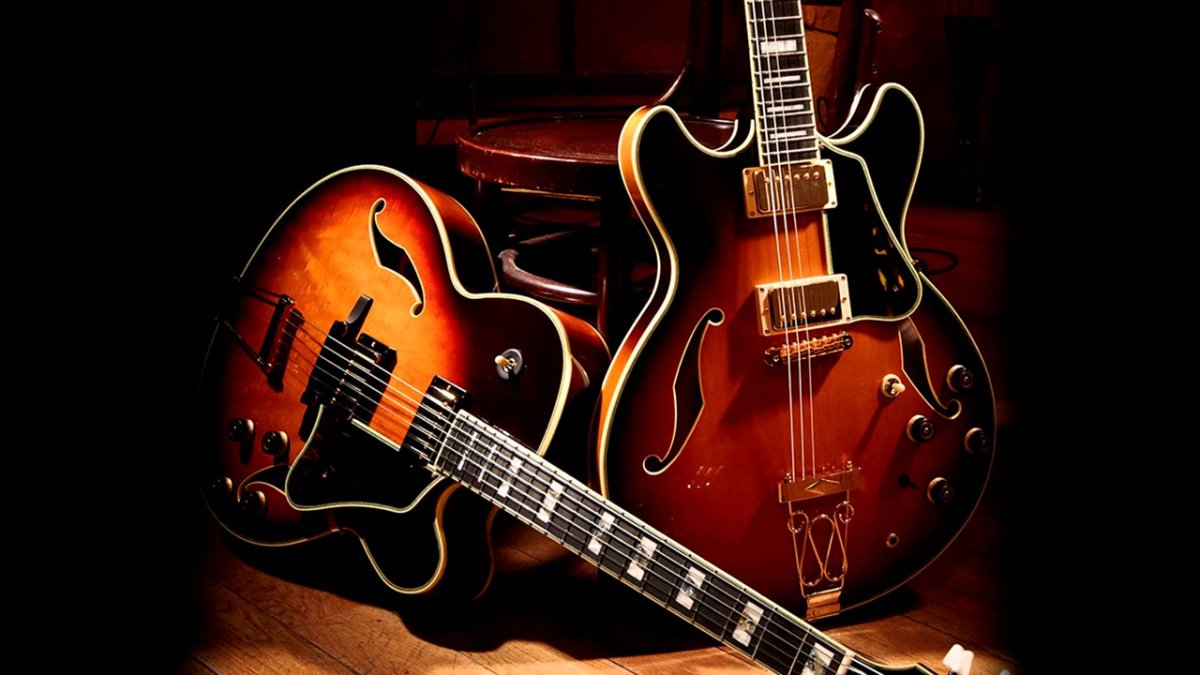 Гитара на коричневом фоне