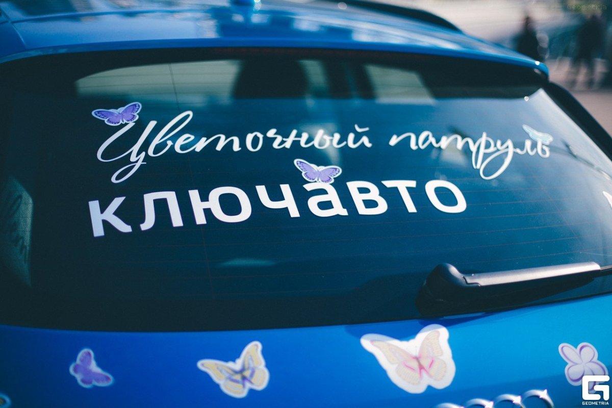 Блондинка в кабриолете