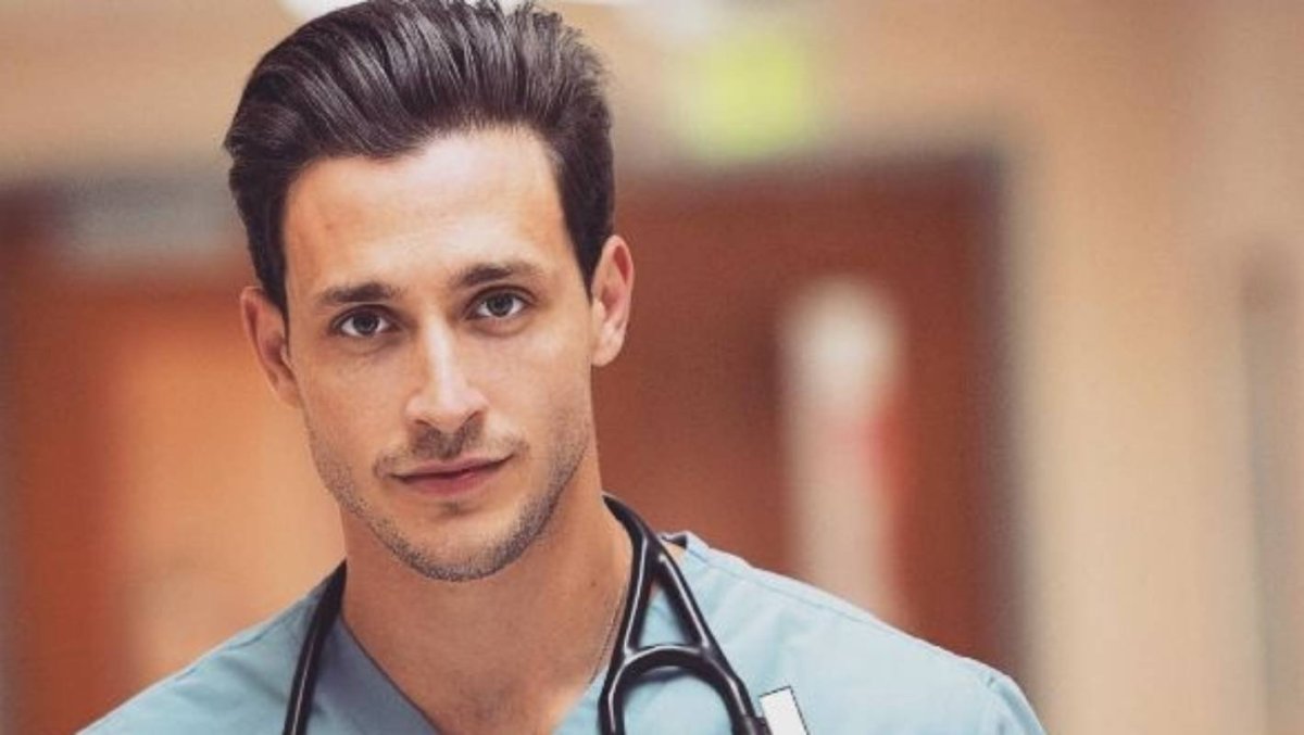 Красивый врач мужчина