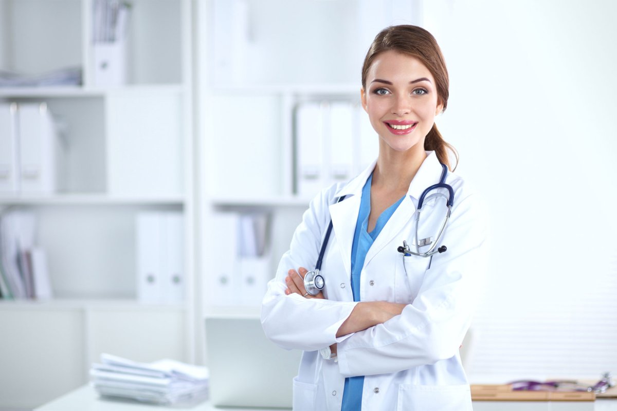 Женщина хирург в операционной