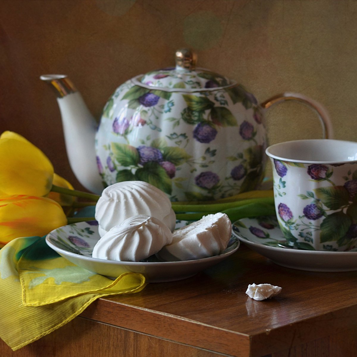 Натюрморт чайник и чашка