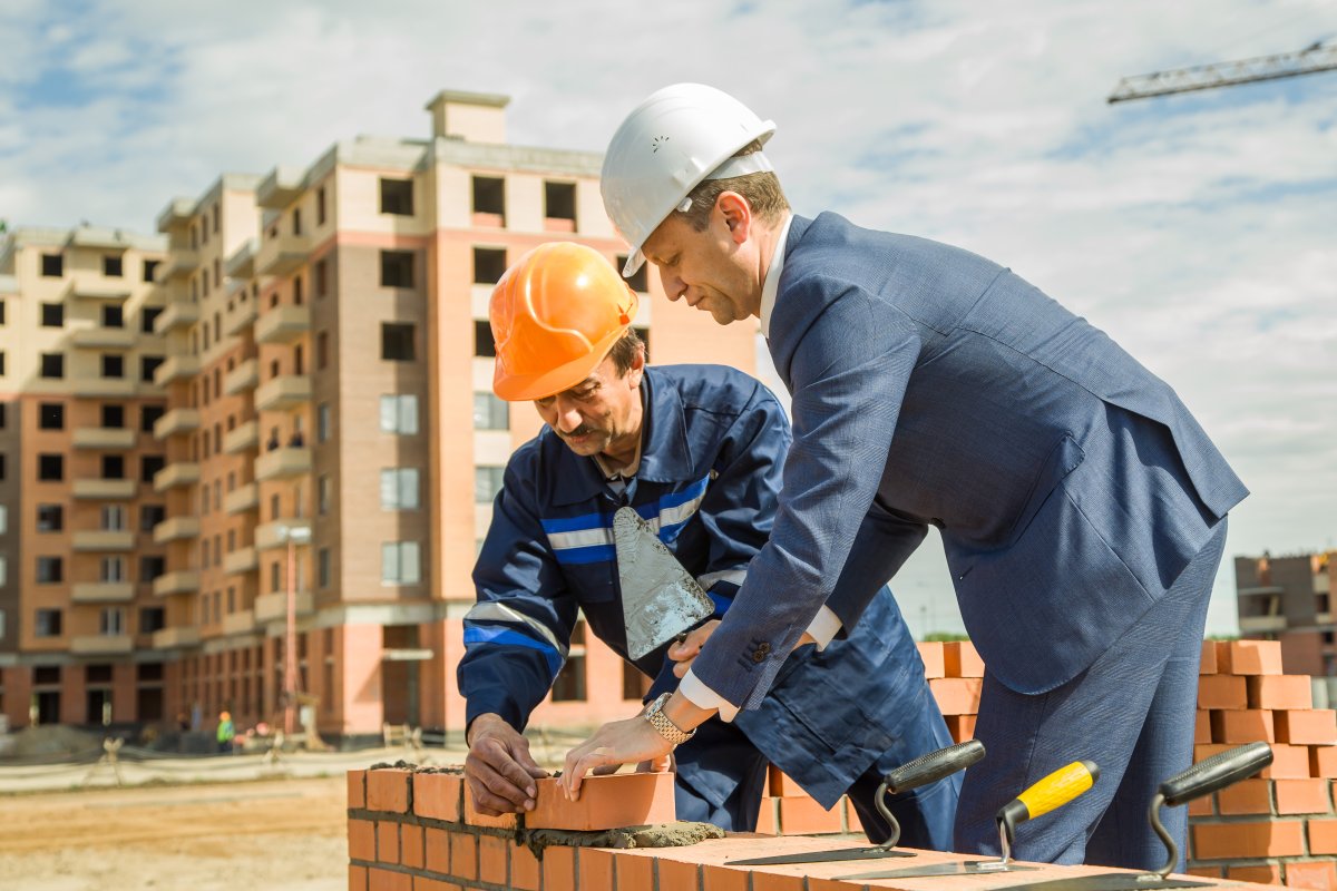 Стройка и строители