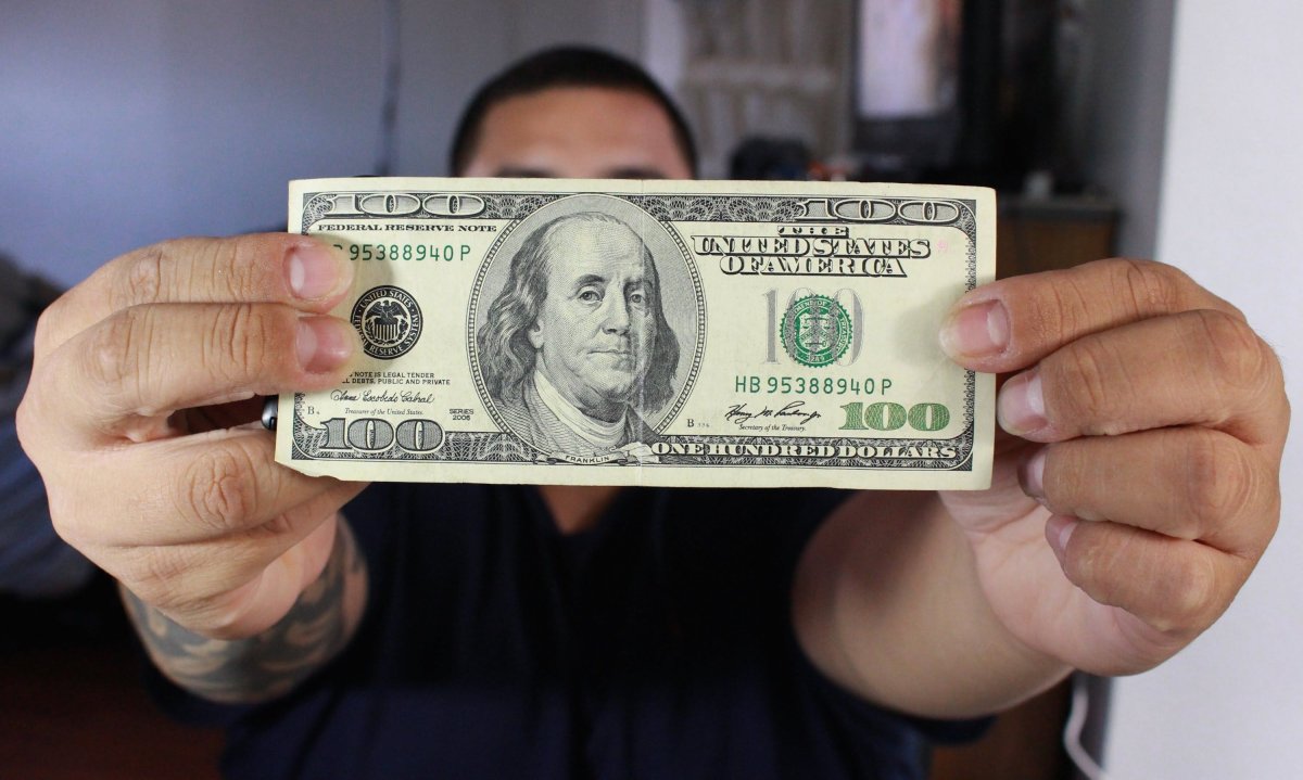 100 Долларов США