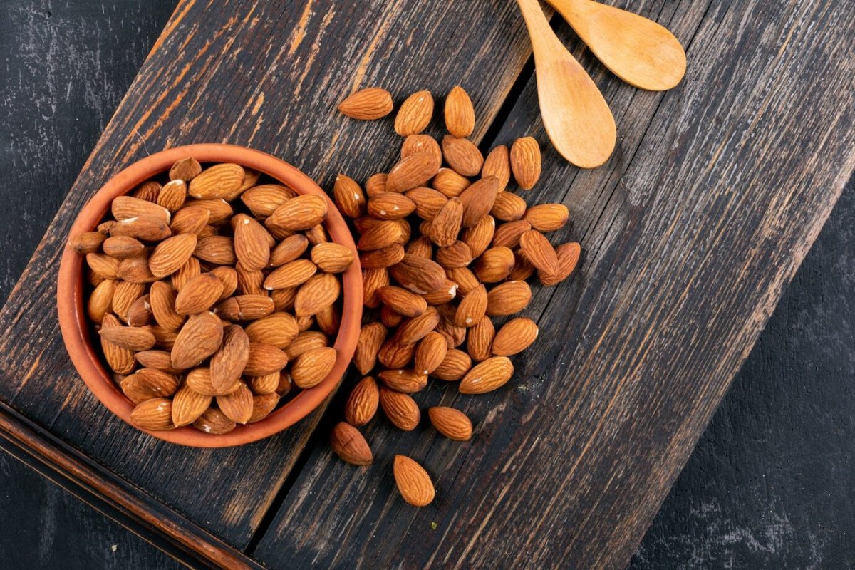 Миндаль на доске фото