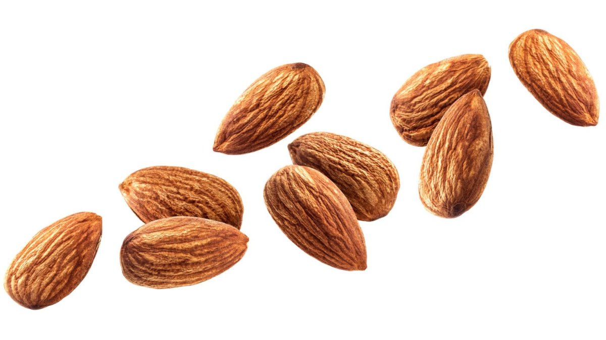 Миндаль на белом фоне сверху