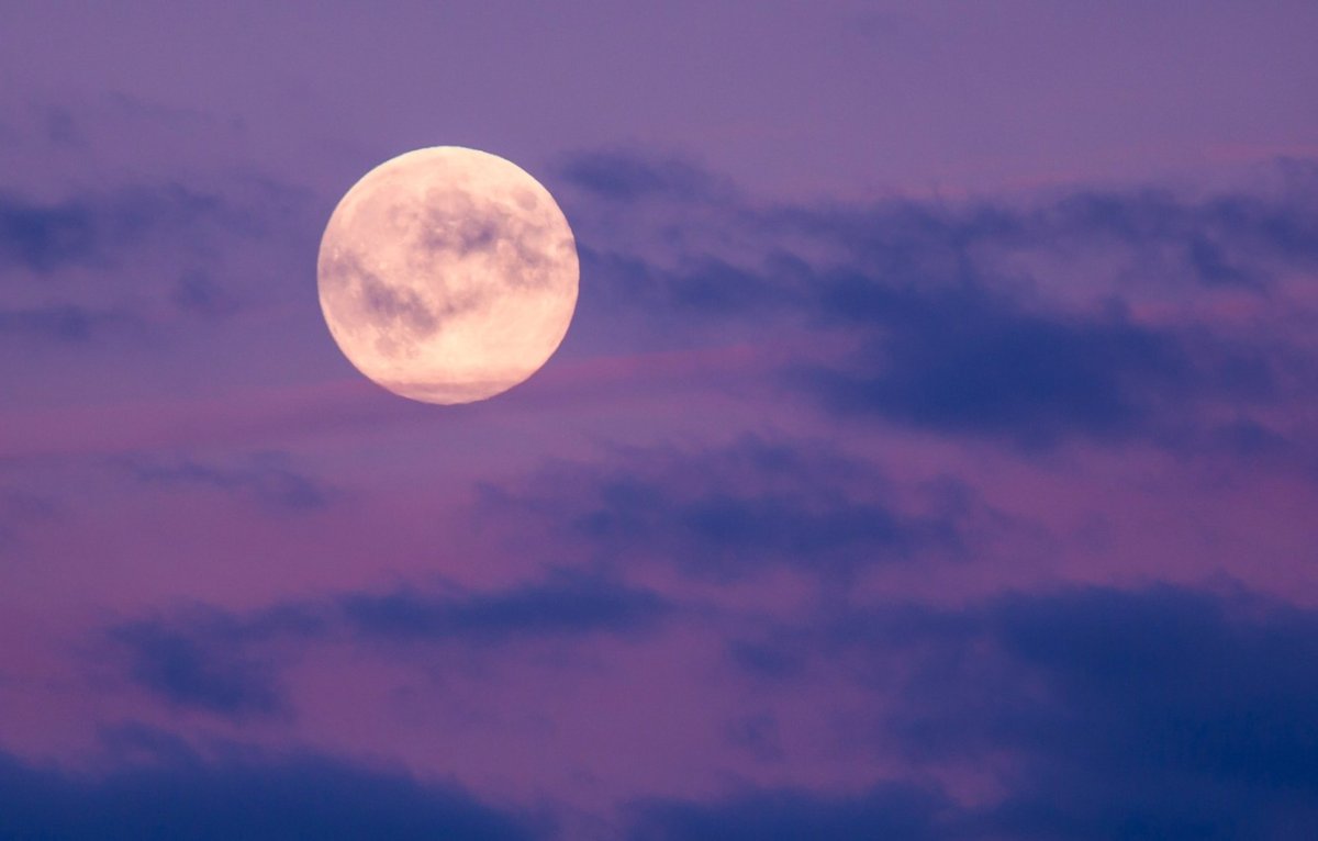 Красивое небо с луной