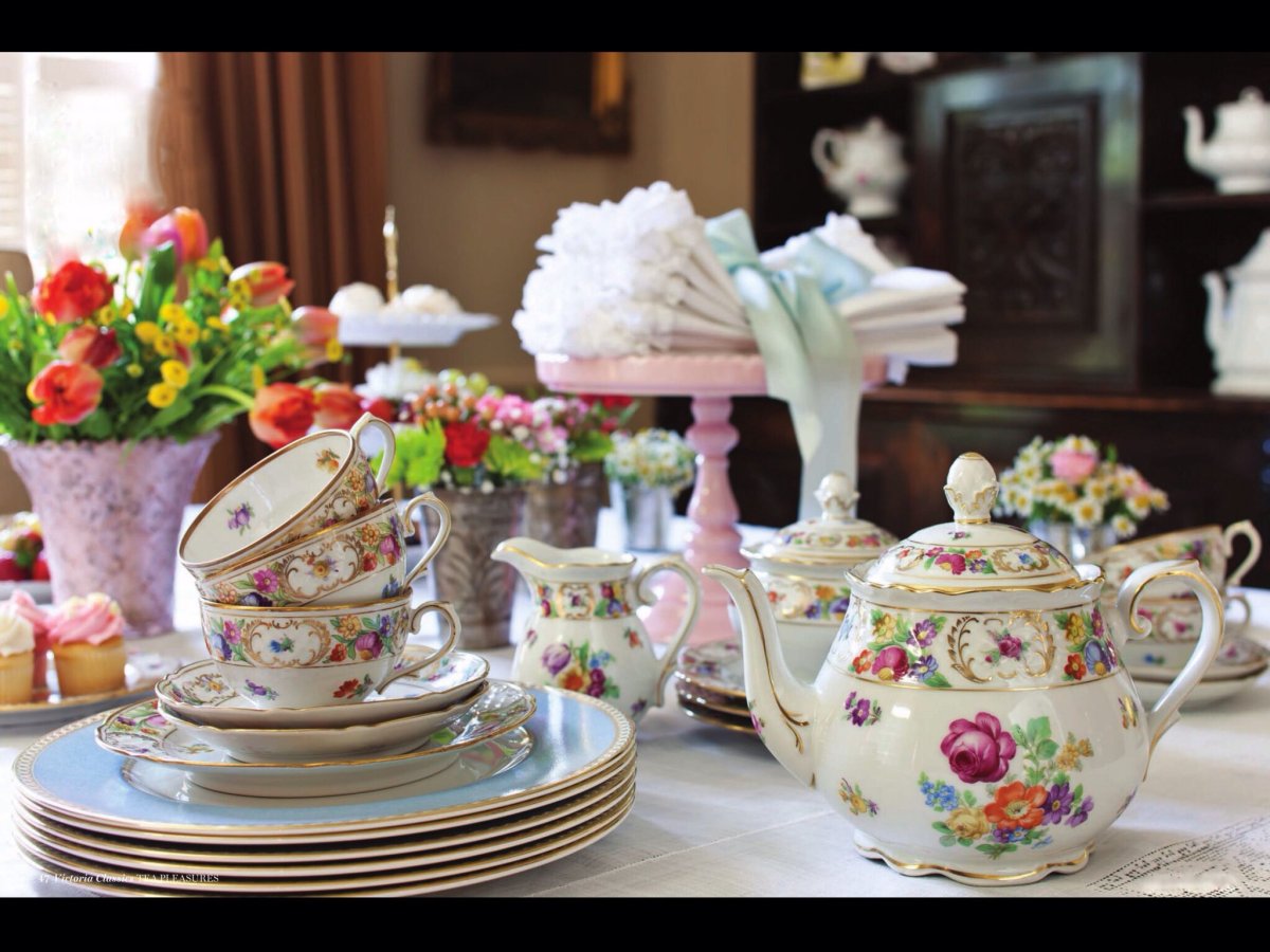 Красиво сервированный чайный стол