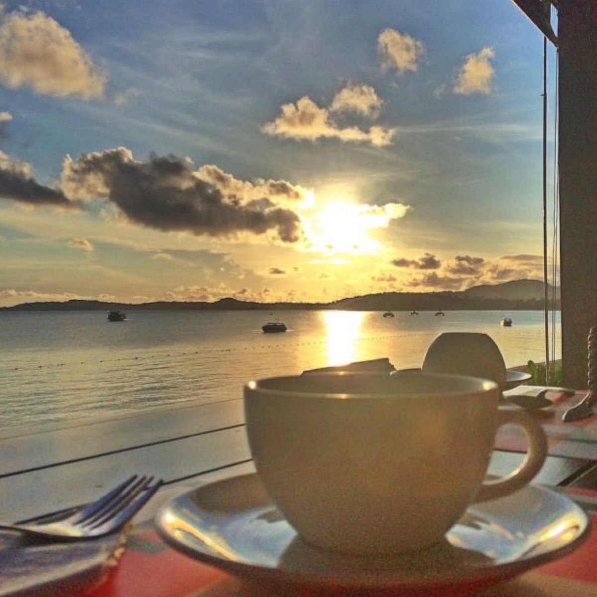 Утро кофе солнце море