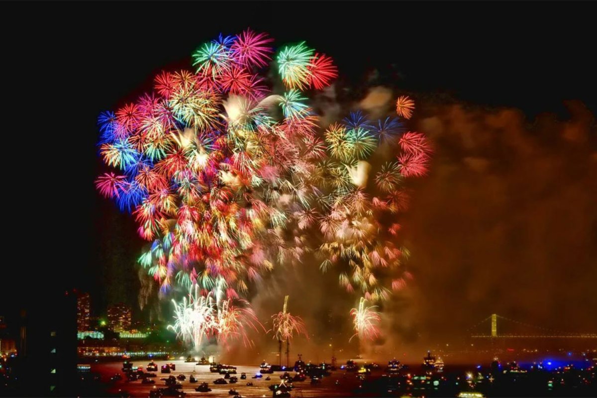 С днем рождения шарики салют