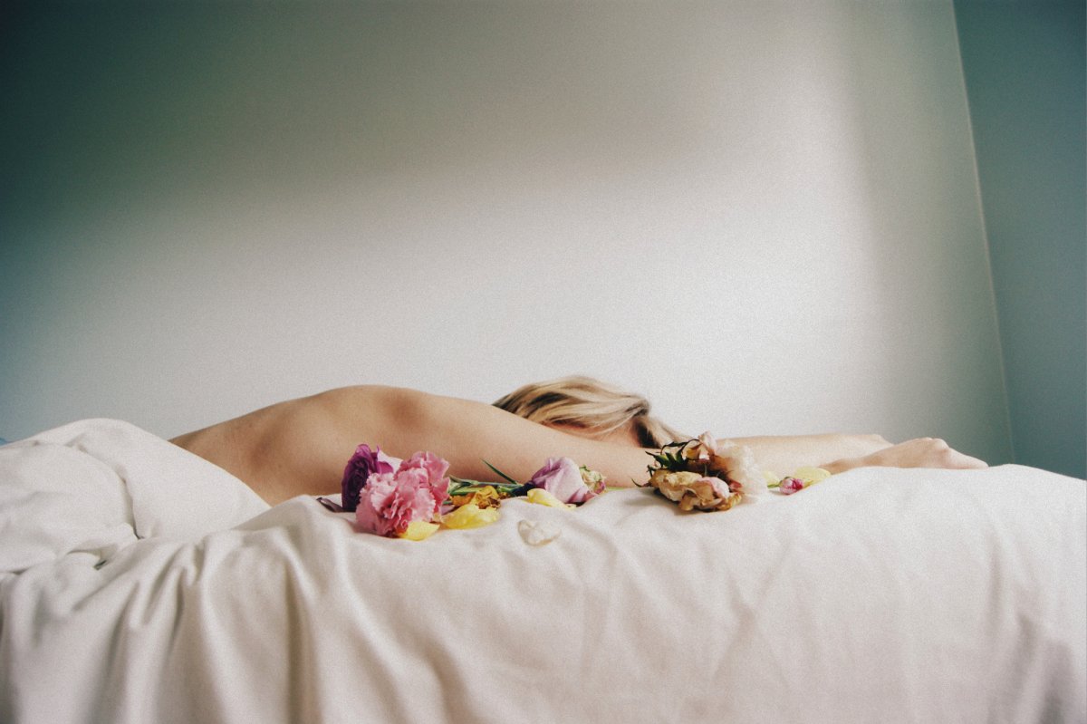 Цветы на кровати