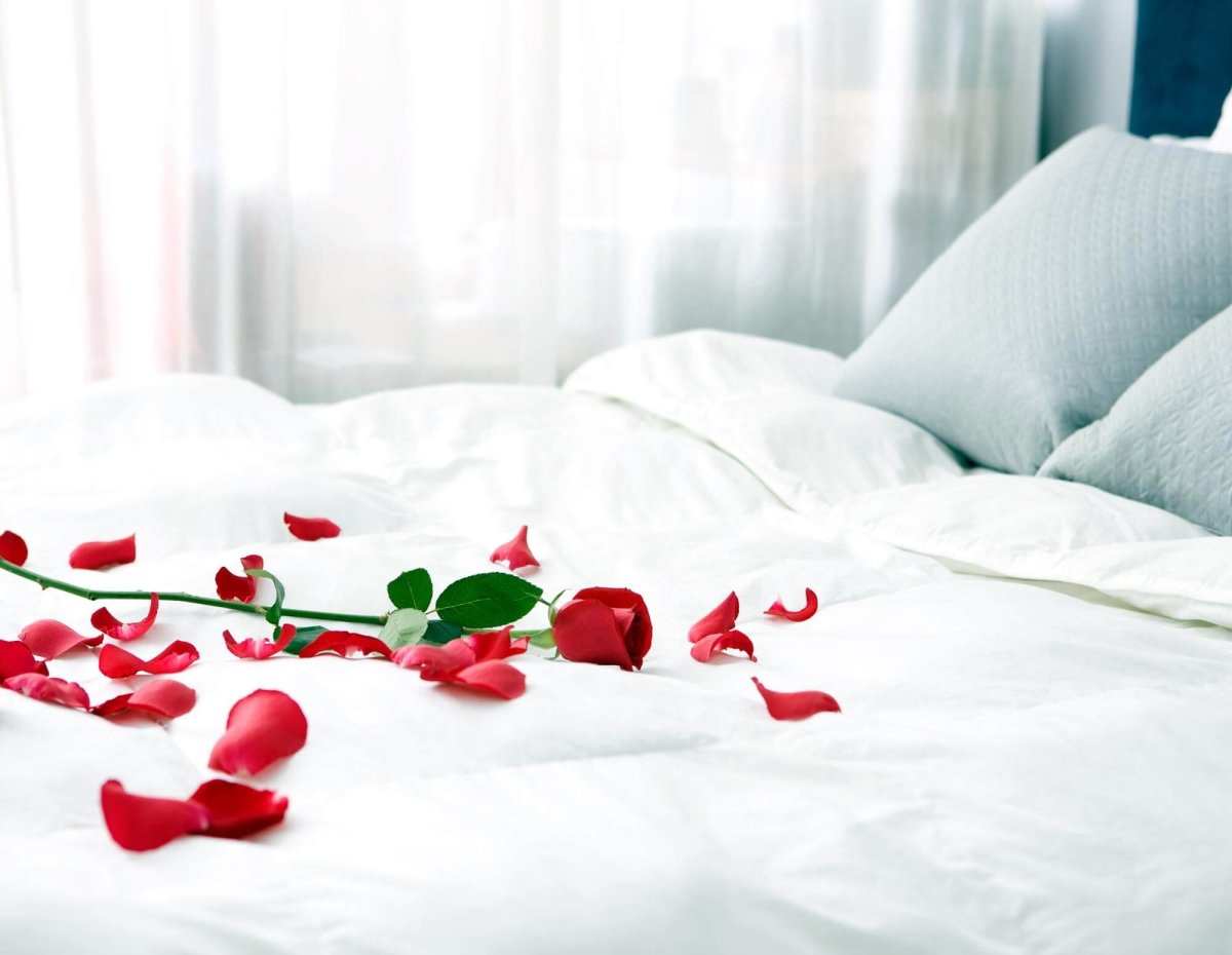 Белые тюльпаны и кофе