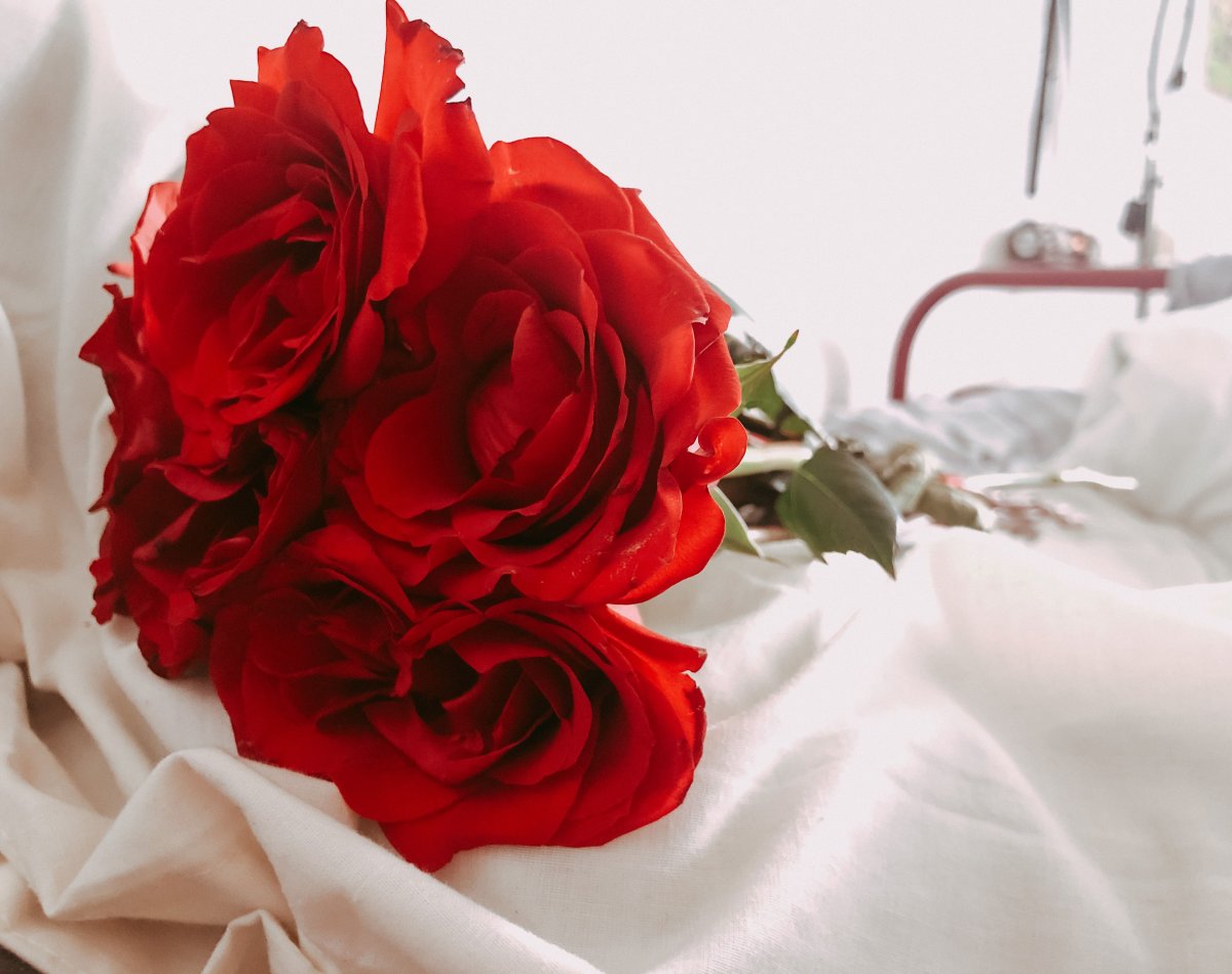 Кровать с красивым постельным бельем