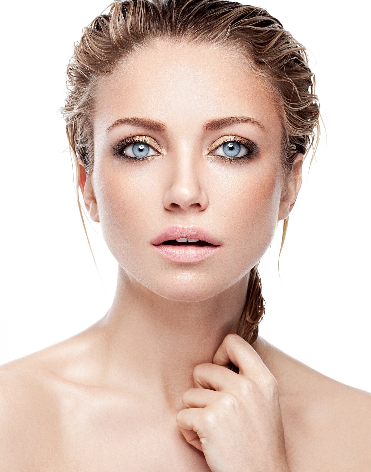 Красивое женское лицо анфас