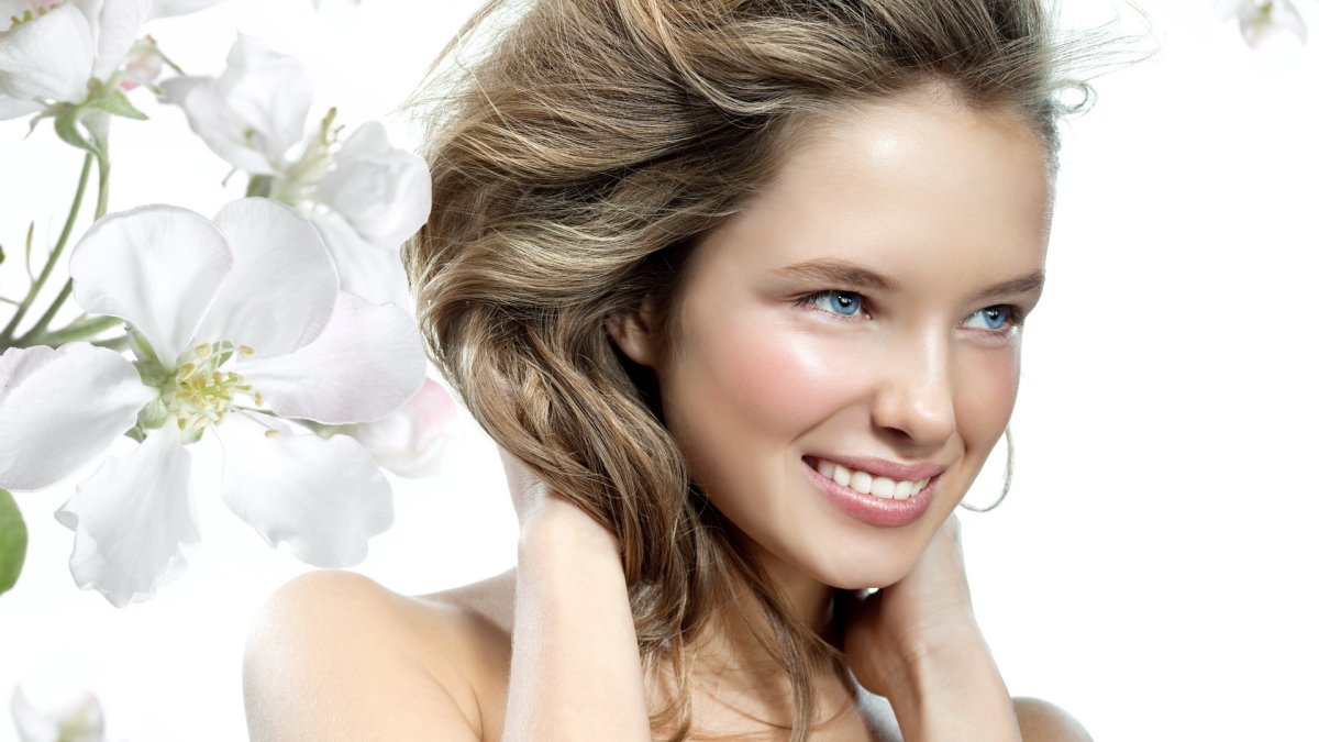 Девушка с красивыми волосами улыбается