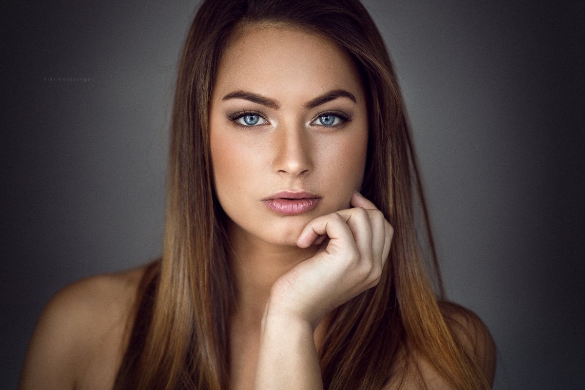 Портрет голубоглазой девушки