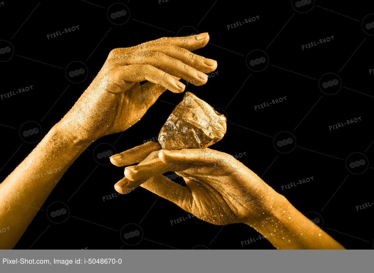 Золотые руки на черном фоне