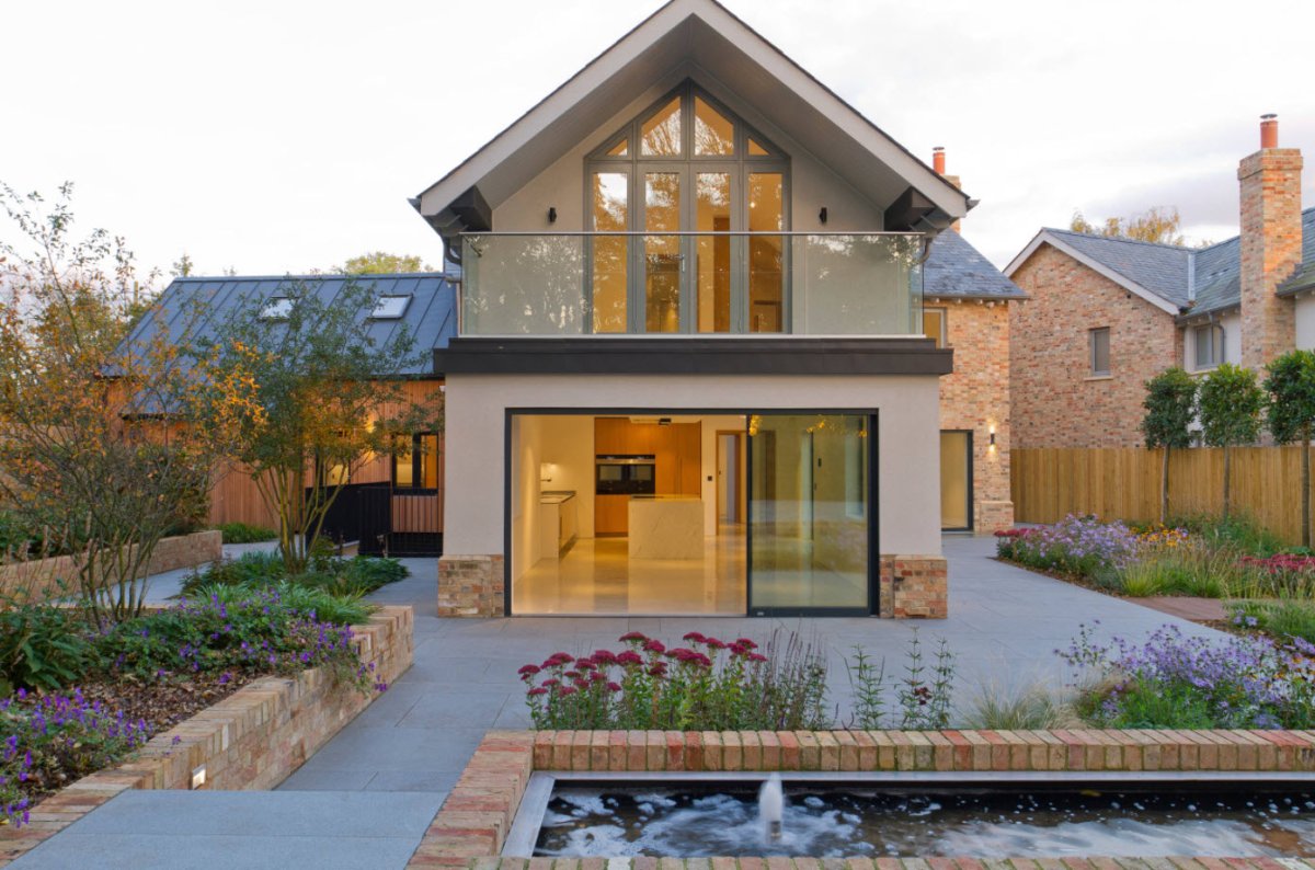 Небольшой двухэтажный дом