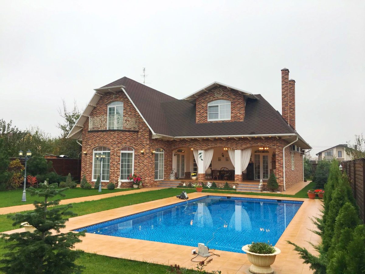 Кирпичный дом с бассейном
