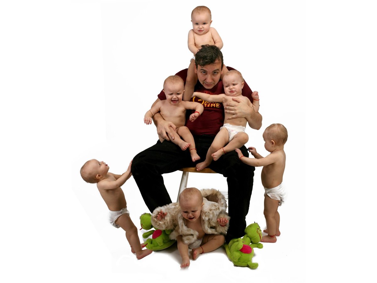 Мужчина и много детей